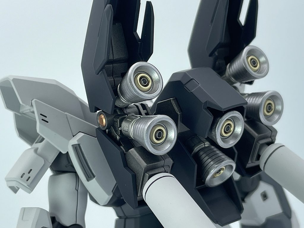 バックパックは最も時間をかけて塗って遊んだ場所です。カバー【C / CL103:濡烏】バックパック内部【☆】スラスター外側【G / VO-30:ブレードシルバー】スラスター内側【B / 22:ブラスゴールド】スラスター根元【G / 126:スターブライトシャンパンゴールド】中心にはHQパーツの