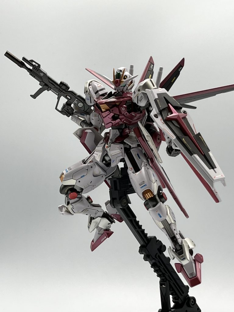 HGエアリアルの箱絵ショット銅を2ミリ程度延長、脚はお決まりの接続ジョイント逆付けで少し延長、脚の付け根が見えやすくなるのでフロントスカートを少し大きめのに変更。そして胴から足の付け根にかけてボリュームが寂しいので長いビットを太ももに取り付け。あとは丸みを帯びた脚をヤスって少しシャープにしてます。