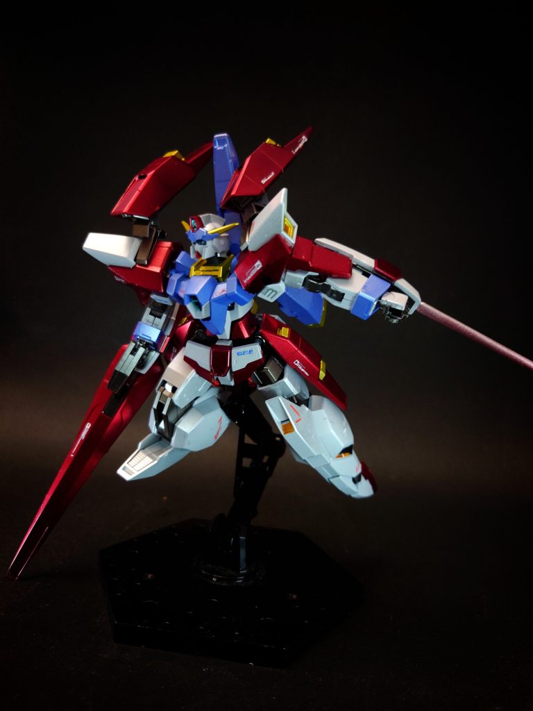 特殊機能 AGEシステム自己成長型のコンピュータシステム。蓄積した戦闘データから戦局に合った新装備を自動工廠「AGEビルダー」で建造する。換装Gウェアを換装可能。