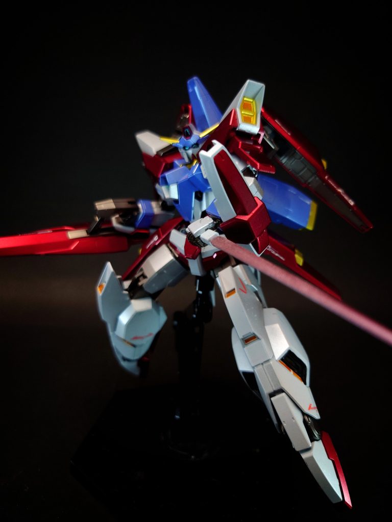 武装・必殺攻撃 シグマシスロングキャノン長砲身のビーム砲。ノーマルのシグマシスライフルやフォートレスのシグマシスキャノンと比べて威力は低下しているが、高い連射性を有する。光波推進システムにより生み出される疑似斥力フィールドの電磁干渉によって、撃ち出されたビームを屈曲させることが可能。これにXラウンダーの先読み能力を照準に応用することで、まるでビームが追尾するように見える。非使用時には背部にマウント可能