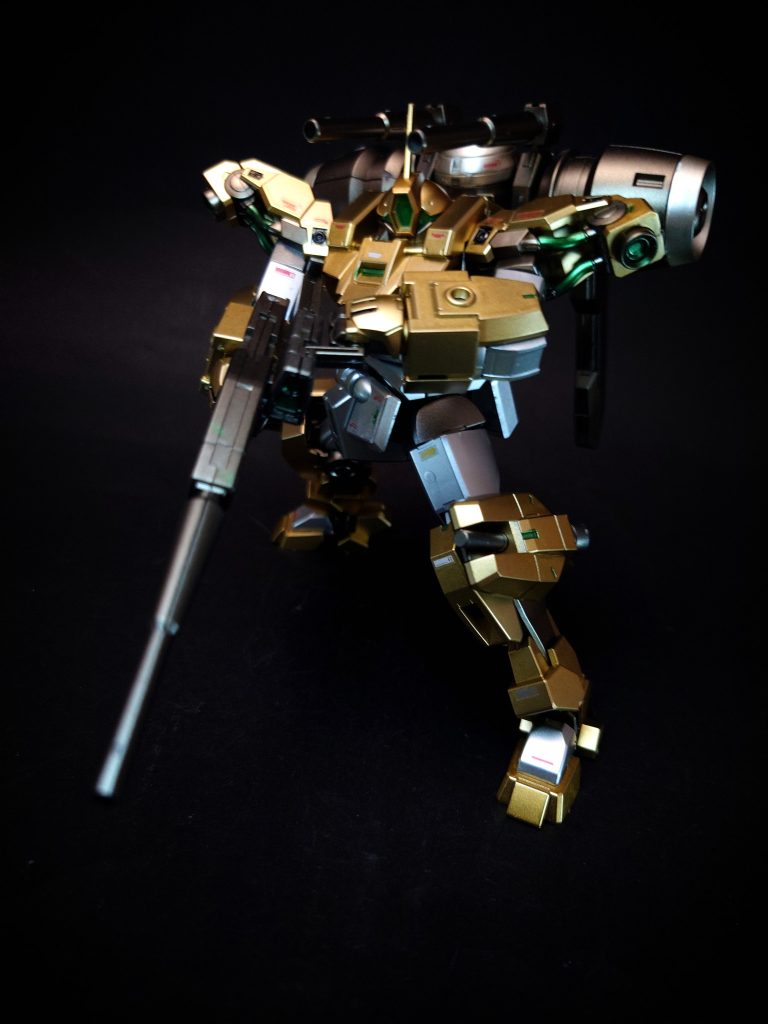 ビームライフルプラスブリオン社の新型ビームライフル。上部にバッテリーマガジンを増設する着脱式で、サイドグリップが組み込まれたセンサースコープユニットが特徴。