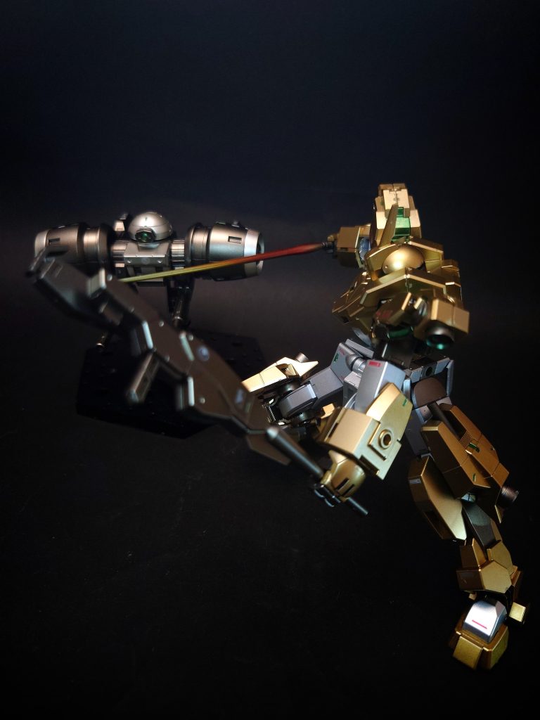 フィストバルカンマニピュレーターの甲部分に増設された小型ビーム砲。あくまで牽制用の補助装備であり、それ以上の使用法は想定されていない。