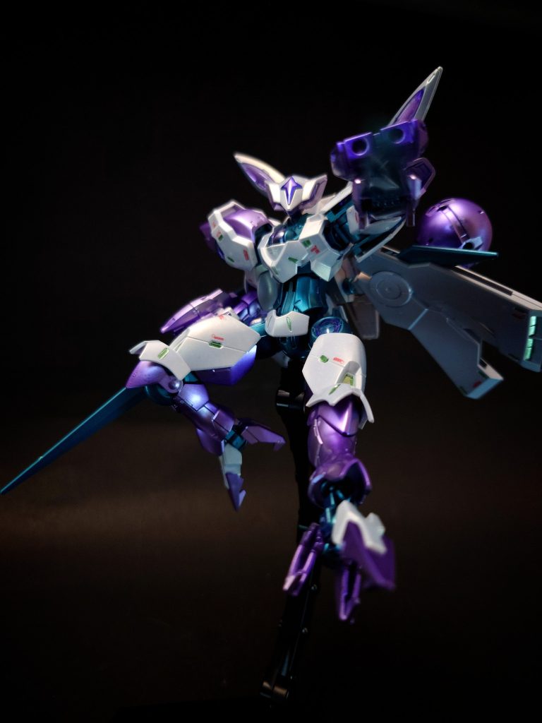 フットユニット脚部先端の鉤爪。着陸時には折りたたまれるが、格闘武器としての使用にも十分に耐えうる堅牢な構造を持つ。