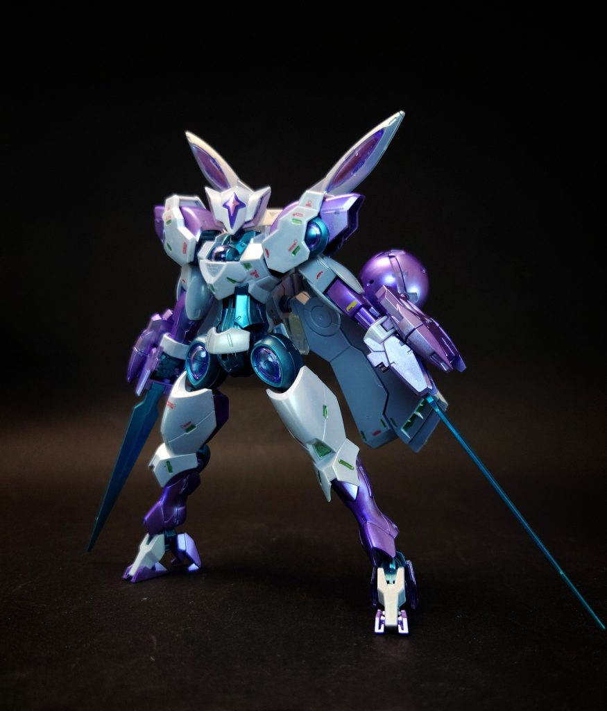 大型のマルチセンサーと宇宙での運用を主とする飛行用フライトユニットが組み込まれたバックパックを有し、中央のブースターパックは取り外しが可能。フライトユニットには展開機構が組み込まれており、機体の強制冷却時にも使用される。複数のMS企業が結託したモビルスーツ開発評議会の私兵からなる監査組織カテドラルのドミニコス隊に配備されたが、その目的はMSの革新的技術GUNDフォーマットを採用したオックス・アース・コーポレーションの試作機「ガンダム」の殲滅にあった。グラスレー社は本機以降も対ガンダム戦を想定したアンチドート搭載機のアップデートを密かに進めており、その結果ミカエリスやベギルペンデが開発されている。