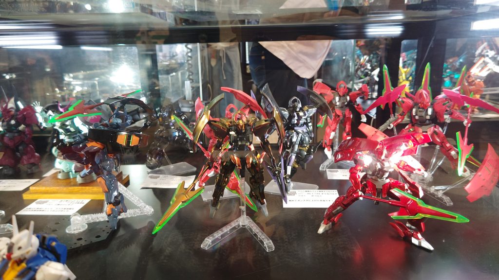 みなさんの力作が並ぶなか、なかなか良き位置に置かせていただきました！