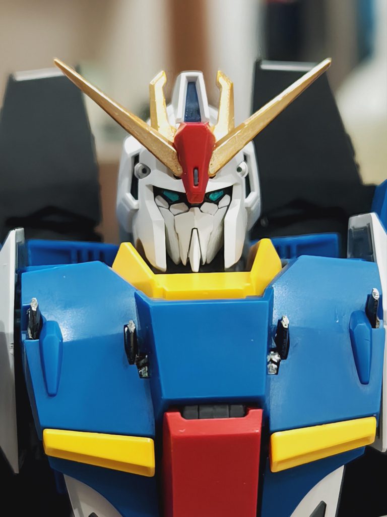 ビフォーアフター的な。無着色だと、プラっぽさ全開な気がします。あえてのそれがいいのでは？！って見方もあるのかもしれませんが。それと緑の目を小さくして、マスク部をまぁまぁがっつり削っています。このゼータ、2度目の完成品としての投稿になりますが、また何かやったら、あげてしまうかもしれません。ただこのkaゼータ、素組みの時点でマジカッコよすぎたから、どこをどうしたいとか、細かいとこくらいしか無いんですけどね。あと良くする力量もない。