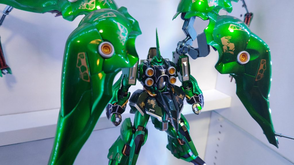 キャンディ塗装はコレクションケースに入れた時に真価を発揮する気がする