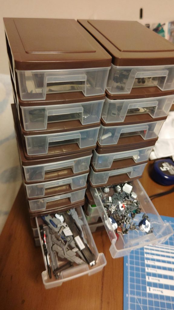 最近はミキシングにも挑戦してみたく、パーツを百均の小物入れにいれております!