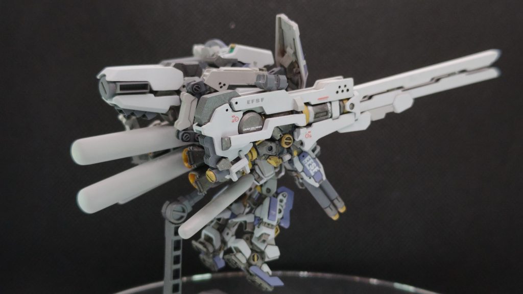 大きすぎ感のあるレールガン。長物はロマンってことではったりを効かしてます。レールガンの芯にサンボルジムの脚部が入ってますが、この状態ではもうわかんないですね。巨大感を出すために、フレーム的な表現を入れてみました。トラスフレームにも挑戦したかったのですが、技量がついてこない…