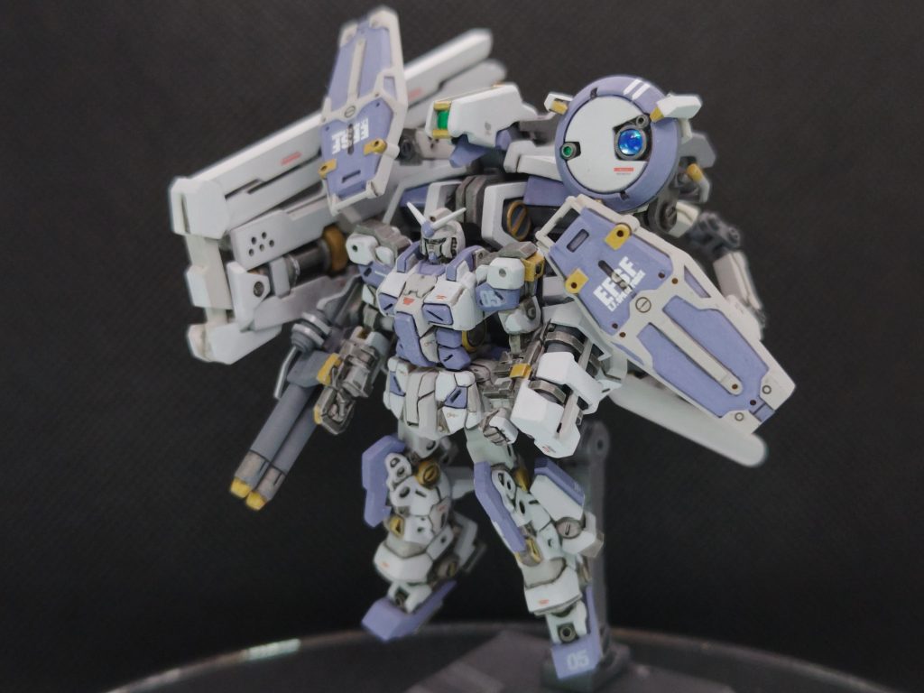 塗装は、ラッカーのサフをエアブラシで塗ってから、後はシタデルで筆塗りしてます。カラーリングはフルアーマーガンダムの定番のグリーン系にするか悩みましたが、デンドロビウム系のホワイトメインで。