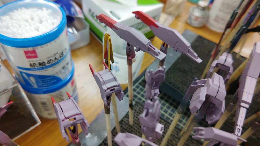 赤の部分も塗り分けが多いキットです!