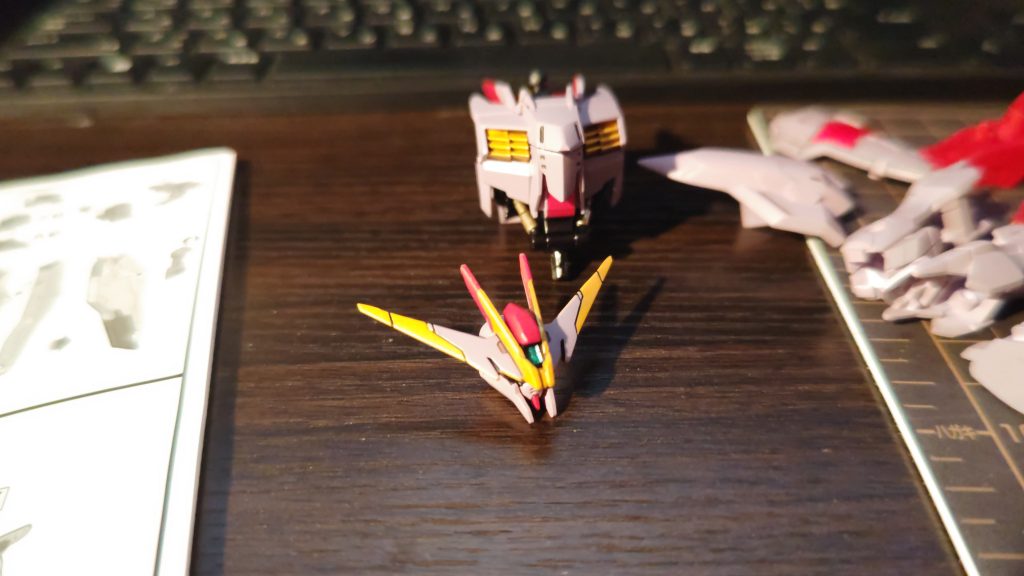 ブレードアンテナの塗り分けが3色なので、かなり苦労しました。フルメカニクスでリリースされるとなったらパーツ分けになるのでしょうか