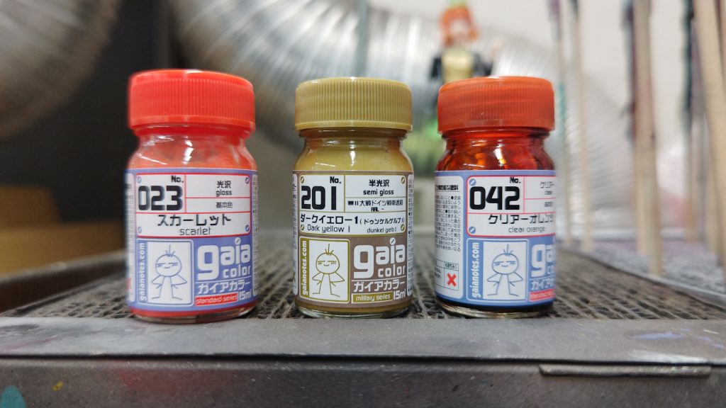 外装色はダークイエローを基本にオレンジをすこしづつ混ぜて調色しております！今回も塗装は秋葉原工作室さん