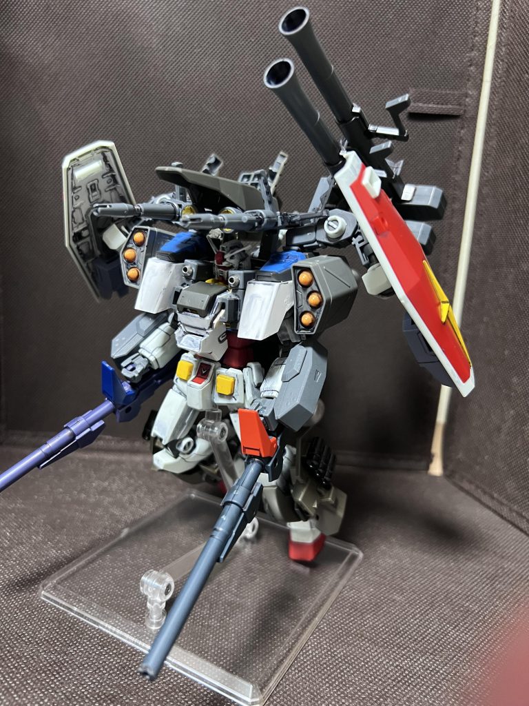 右肩はミサイル、左肩にはバズーカラックでそのまま打てる設定です。頭の上にビームライフルを2つ取り外して使える仕様です。