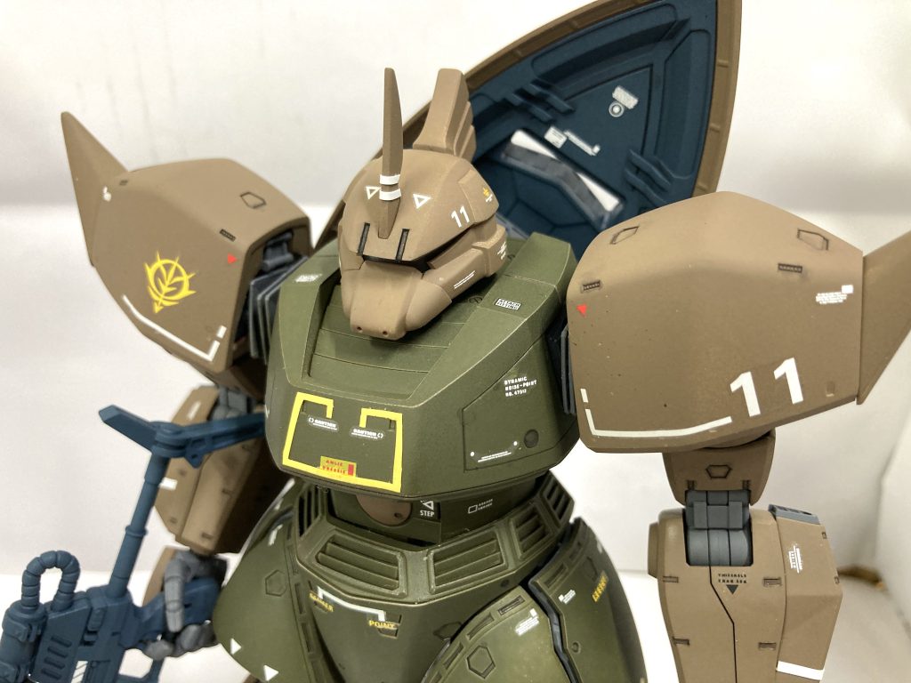 胸のラインと足の裾はビニールテープですwよく見ると粗さが分かりますね💦