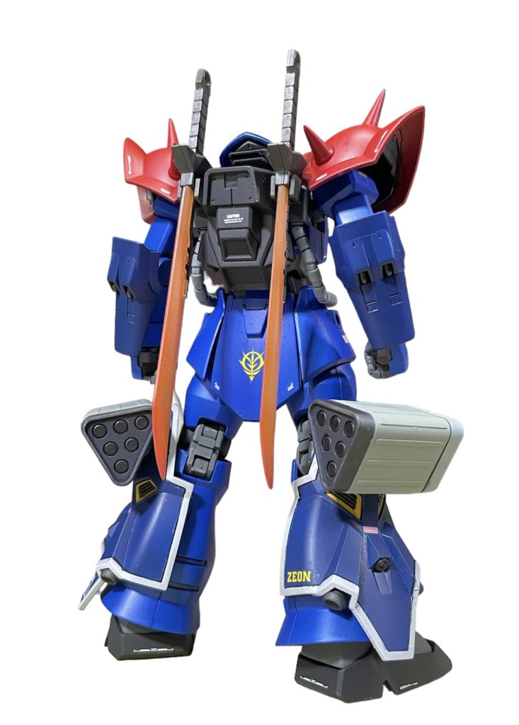 これと言って大きな改造とかはしてませんが、肩スパイクやアンテナをシャープ化したり、腕や脚の追加装甲を本体と色味を変えて間延びしないようにしてみたりと、ちょいちょいこだわってみました笑