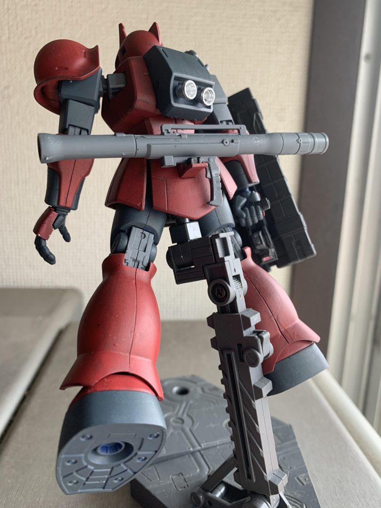 背面。特に変わったところはなし。スラスターの中を赤か黄色で塗るべきかどうかっていつも悩むんですけどどうしたもんかなと。今回は塗ってません。