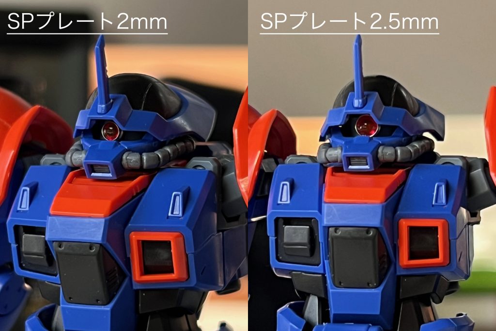 モノアイはHIQパーツのSPプレートを使用しましたが、最初2.5mm径を取り付けたところ、大きすぎてバランスが悪かったので、2mmにて制作しなおしました。0.5mmですが、HGのサイズですと視覚的な差は大きいですね。よりリアルな自分好みのモノアイにする為、今までに幾度も失敗してきましたが、SPプレートにUVレジンを流し込む方法が一番しっくりきて気に入ってます。