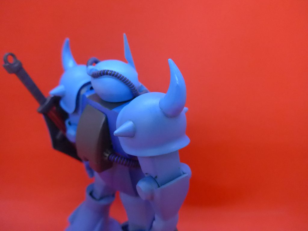 少し寄ったところから。アップに耐えられる仕上げでもないのですが、糸はんだにリード線（青+黒）をまいた動力パイプどうでしょうか？の1枚です。ほぼ全身何らかの改造をしているのですが、ショルダースパイクだけは「お前ごときがいじれるもんじゃねぇ」と言わんばかりの形状の良さで、ただ合わせ目消すのみでした。