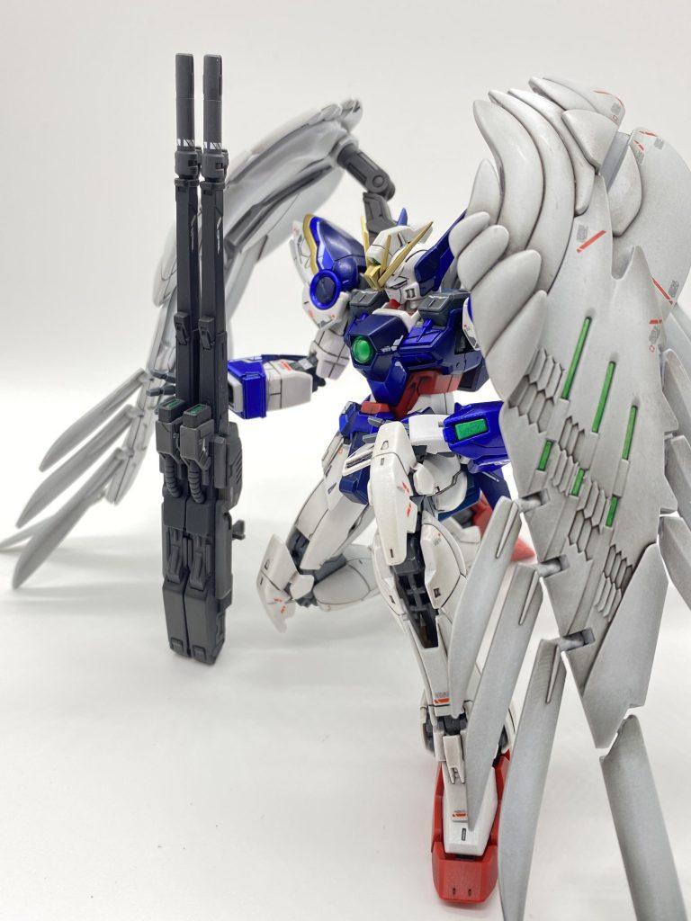 いつも半分やっつけで手をつけていた武器も今回は、グレーに暗さの段階をつけて3色にわけて塗装しました。※ガンスタで「武器こそ凝って作らないと!!」的な手間をかけてカッコイイ武器を作っている作品に感化されてですが笑笑これからは、何色かで塗り分けて武器にも一手間かけたい!