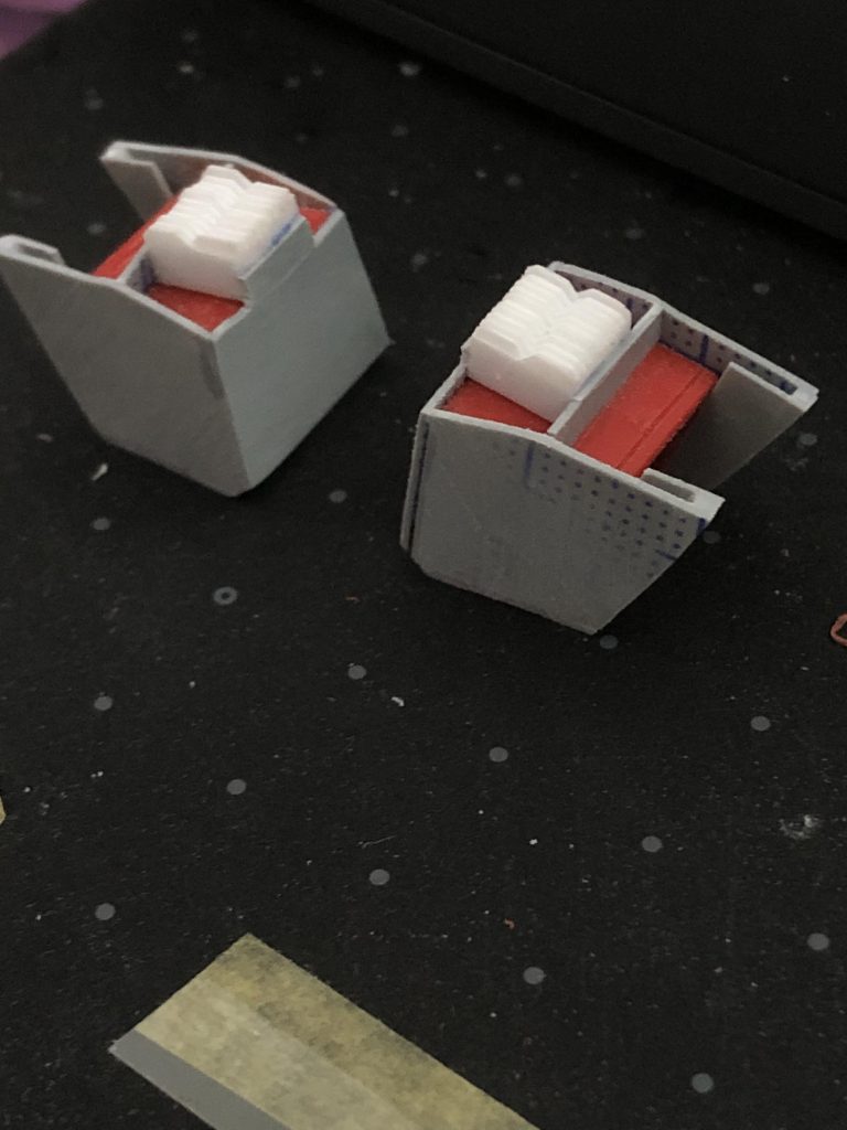 肩のディテールアップ中。こう見るとかなり無理やり作ってますね。ちゃんと三面図を描くべきでした。真ん中のスジボリはエッチングパーツがズレないようにするための溝です。