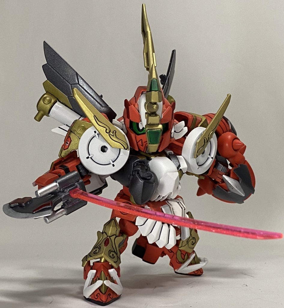 武装は斧須銃(アックスガン)閃光刀(ビームソード)を展開可能