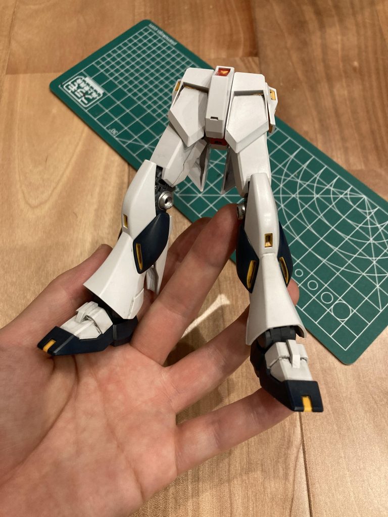 下半身。νガンダムの脚のラインがとても好きでここまでできただけでワクワク。