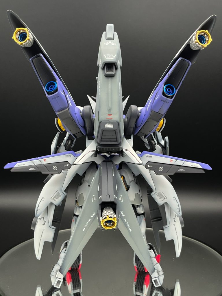 ▲背面から。あちこちジャンクパーツを加えて原型を留めてませんが、ミラソウル社製フライトユニットです。いつもながらバランスが劣悪なので、リアパーツ下端を支えに自立させています。