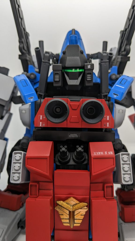 正面アップ!胸部の赤い装甲とエンブレム、頭部はマルっと自作してます。目の部分はクリアパーツにクリアグリーンを塗って内部にホイルシールを貼って反射させてます。マスク部分は稼動式なので変形時には目を隠すことが出来ます。