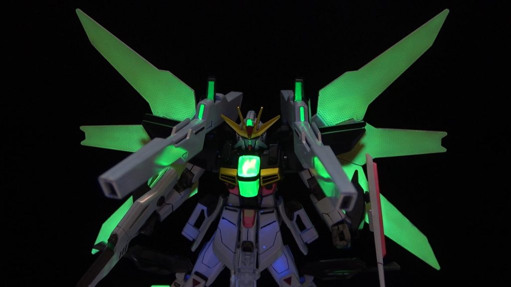 リフレクターなどは蛍光塗料で塗装しています。