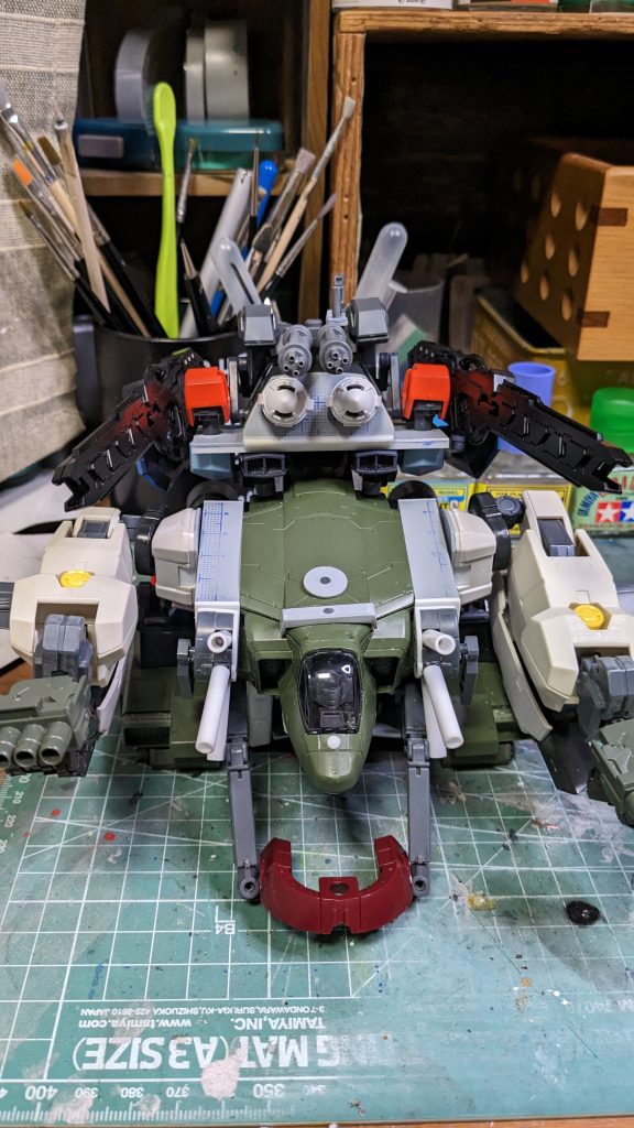 この辺でついに病気が始まった。ジャンクで再現できない所をプラ板で補い始める。保持力確保の為、関節ジョイントを5mジョイントに総入れ替え!おおまかな形だけ!特徴だけだから!まだ行ける!まだ・・・・・・。バイザー部分も浪人ギロロロボのパーツから!