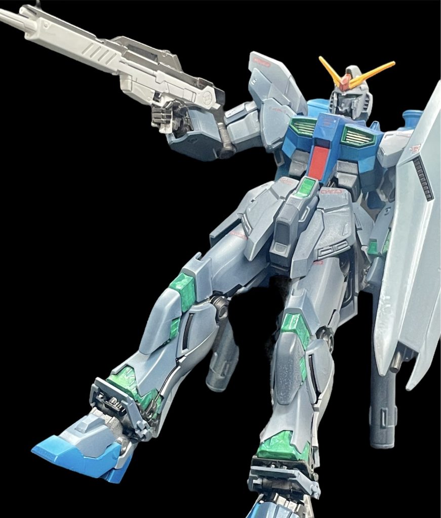 νガンダム、シナンジュ・スタイン、ナラティブガンダムの余剰パーツで製作された本機はサイコフレームが人体に及ぼす影響とユニコーンガンダムのNT-D覚醒モード(緑の発光)の再現を目的にアナハイムによって急造された実験用モビルスーツである。パイロットは戦争捕虜や犯罪者である強化人間が釈放を条件に選出された。