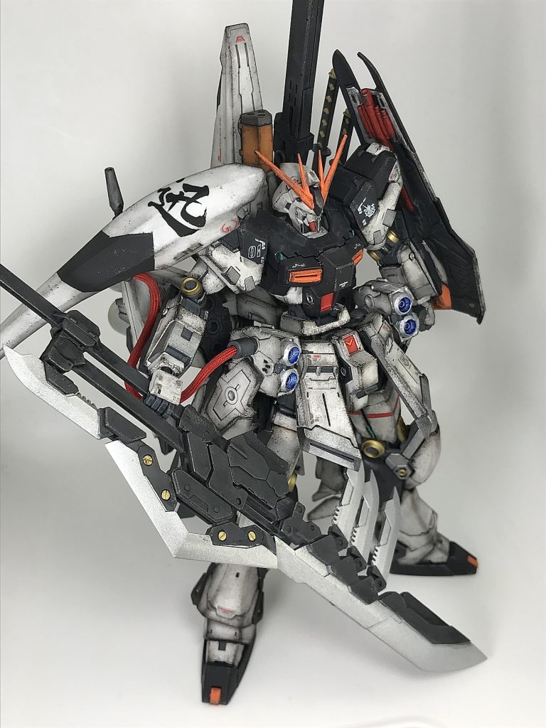 ケロン軍によって改修、強化されたνガンダムという設定で作成した今作ですが…今回はタマツァダストの様な超システムは搭載されていません…理由はタママ二等兵の様な超人(カエル)でないと扱えないから…そのかわり今回は…ザ・タママフルデッドという新システムを搭載しています新品のMSを一瞬で外見だけ老化させたように汚し…百戦錬磨のような戦士にみせ相手を威嚇するシステム🙄(感情がないエイリアンには効果なし)