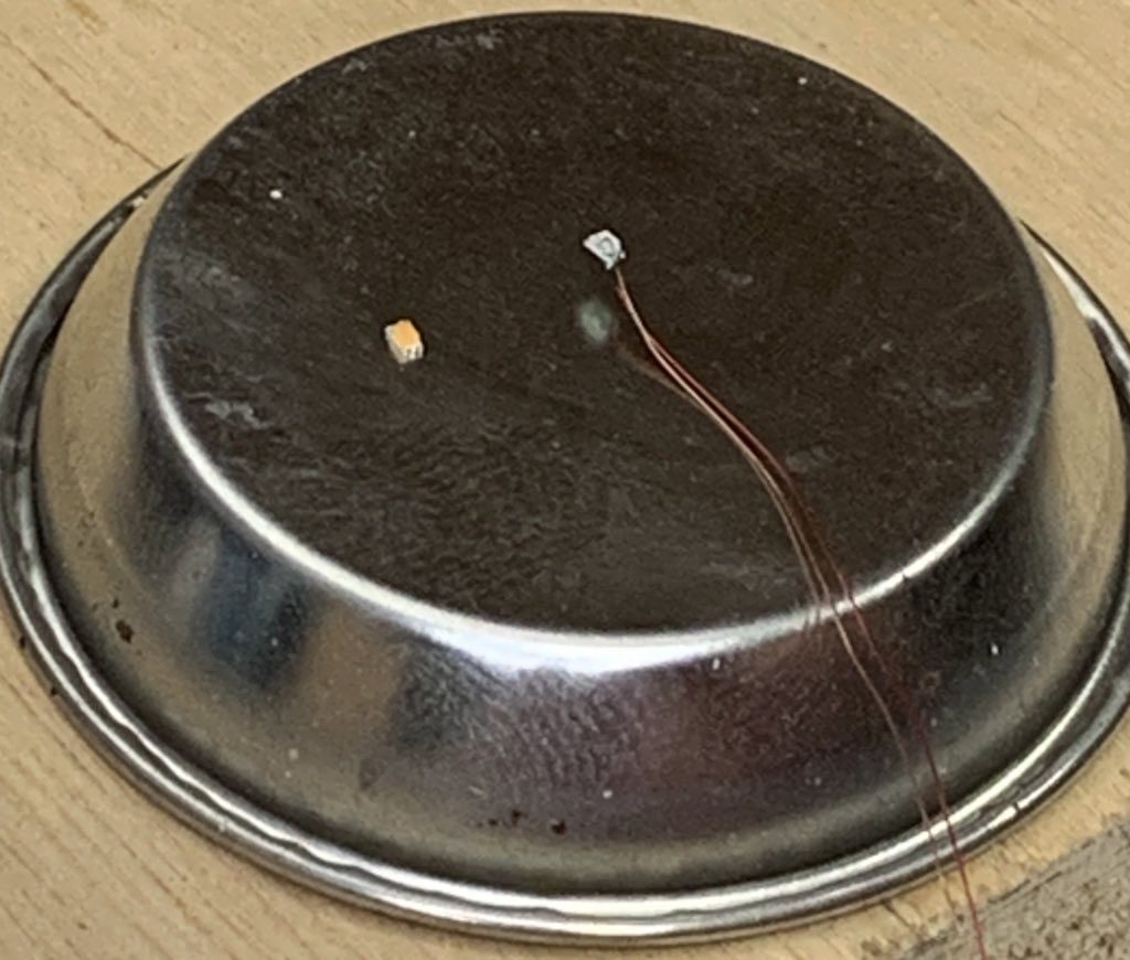 使ってる1608サイズのLED。これを赤青2色で30個以上使いました。配線がたいへん💦コード付きで1個50円くらい、無しなら5円以下なのでコード無しを使いこなせるようにハンダマスターしないと・・・