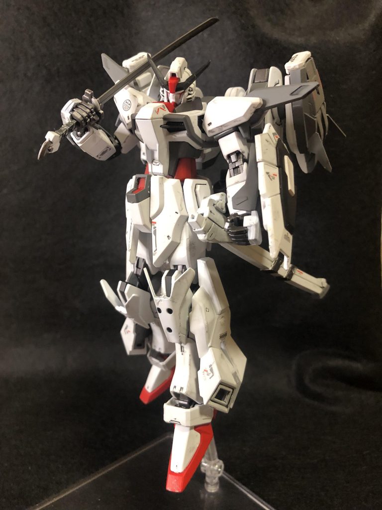 白兵戦時には腰部にマウントされた戦術刀で対抗する。 