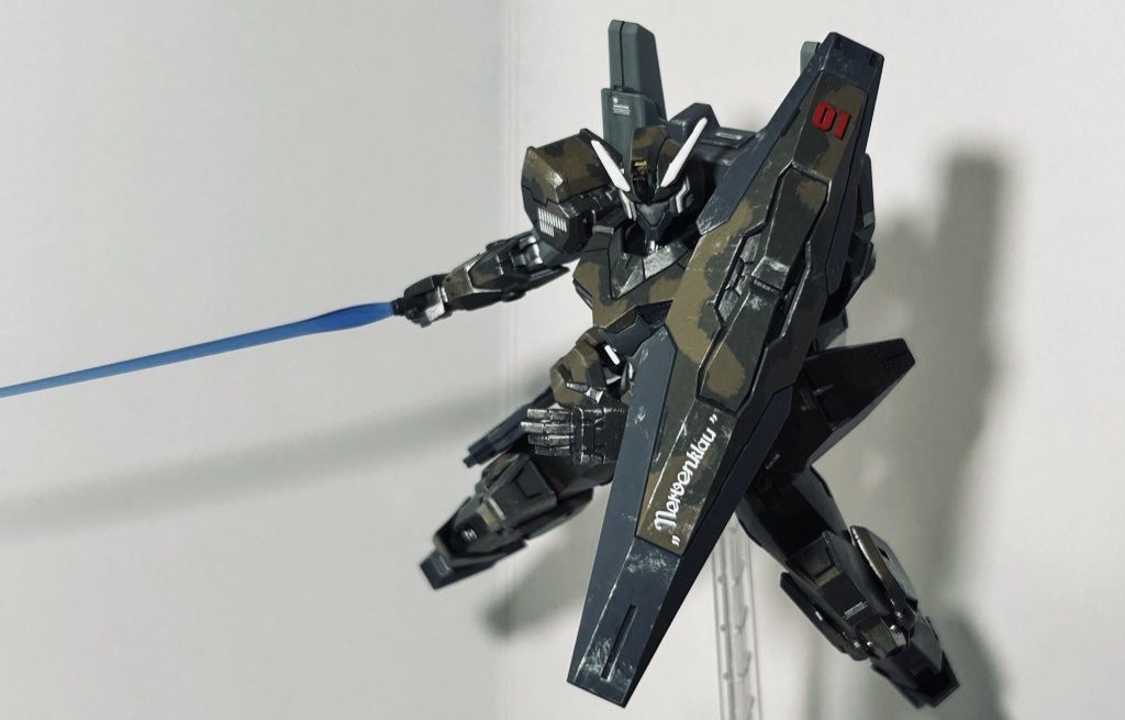 手は30MMのオプションパーツ、バックパックはEZSRの物を使用。塗料はクレオスのスピットファイア用の二色迷彩です(素)迷彩塗装は筆で叩いて塗ることでボカシを入れています