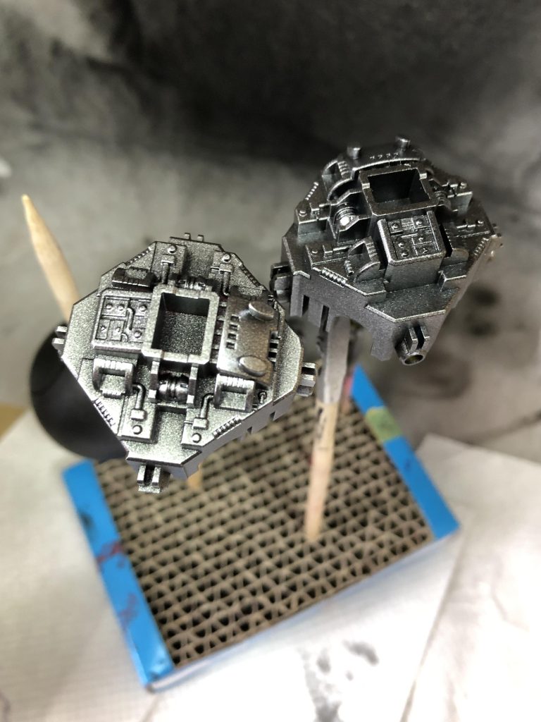 シルバーの塗装中。この状態で磨いた方が綺麗だったのでは…？ 