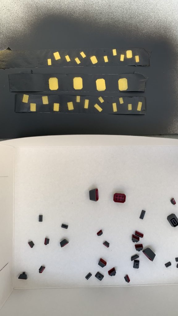 このパーツはマステにくっつけてからスプレー吹くことで一気にグレーにできました。狙い通り！ヨシッ！