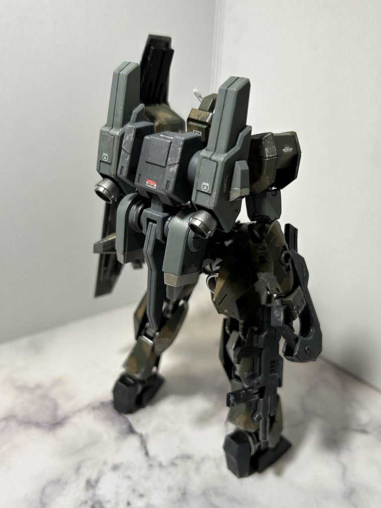 ミラソウル社の旧型フライトユニットを装備し、パーメットスコアを上げなくても機動力を確保している。