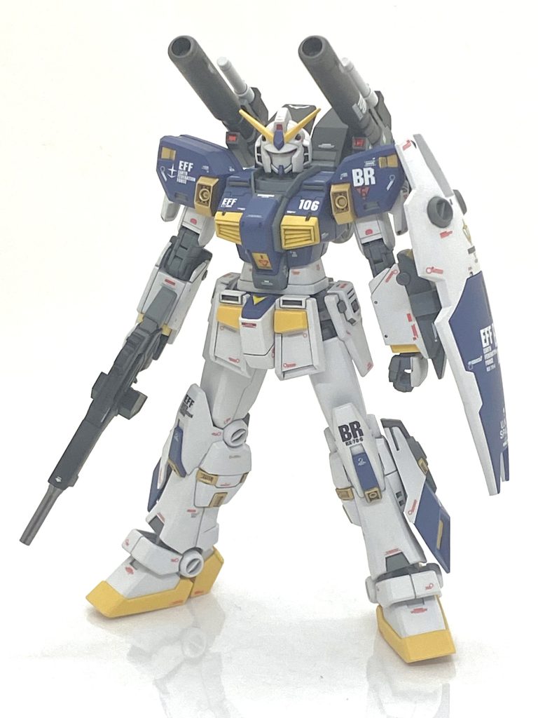 HGUC  ガンダム6号機（マドロック）を作ってみました。マドロックの元ネタはMSVの文献なのでかなり古いのですが当時は知る人ぞ知るMSでした。20年以上前に出ましたPS2のジオニックフロントでマドロックは一気にメジャーな機体になったと思います。ジオニックフロントはジオン側の視点で進みますからガンダムタイプの性能の高さを体験出来て、マドロックも真正面から戦いますとあっという間に全滅する程でアムロのガンダムとそれ程遜色ない性能だったと思います。それを見て自分は「キット化してくれないかな？」と思うのですが・・・当時はゲームの機体がプラモデル化というのはほぼ無く、造形物はMGアレックス用のレジンの改造パーツとガンダムフィックスのフィギュアだけで前者は高額な上に気軽に作れる物ではなく、後者は5号機とのコンパチでしたからイメージした物とだいぶ違っていて残念な物でしたがHG化された時は本当に嬉しく、サイドストーリー用のデカールも販売されたので満を持して完成を目指す事にしました。