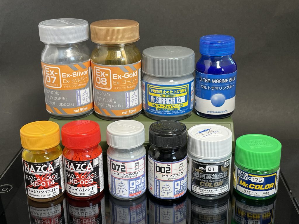 使用塗料大集合コチラが今回使用した塗料となります。前述のとおり、ウルトラマリンブルーがお気に入りあと、最近のガンダムのホワイトはブリュンヒルトホワイトがお気に入りですどちらもとても綺麗な色味です次のヤツにも使用予定ですが…あまり使いすぎると飽きるのかなこういうのは…難しいです。今後はメモがわりに、使用塗料を撮影しておこうと思いました♪