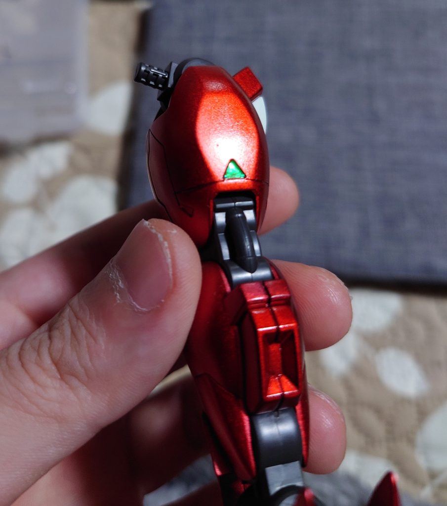 至る所にあるモールドにラピーテープの緑を貼り付けています。蛍光塗料か悩みましたが、今回はラピーテープでキラッと光るようにしました。