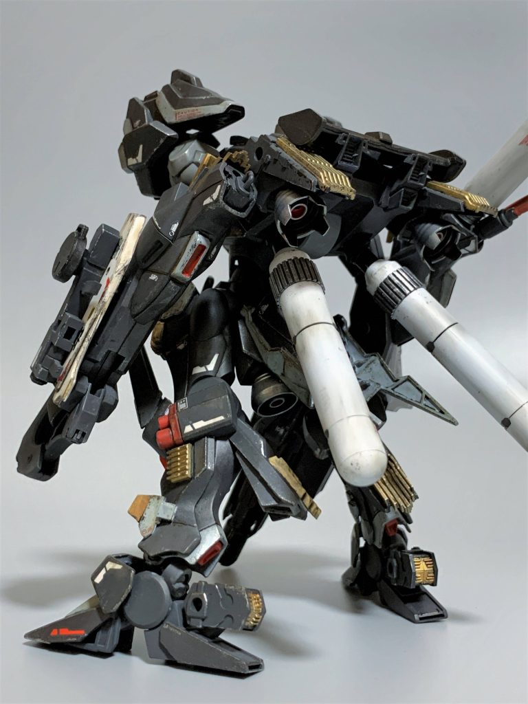 プロペラントタンクはともかく 自分のなかで金色の波々パーツが凄くイメージとしてあります だからかなりクドく金パーツをくっつける必要があったんですね