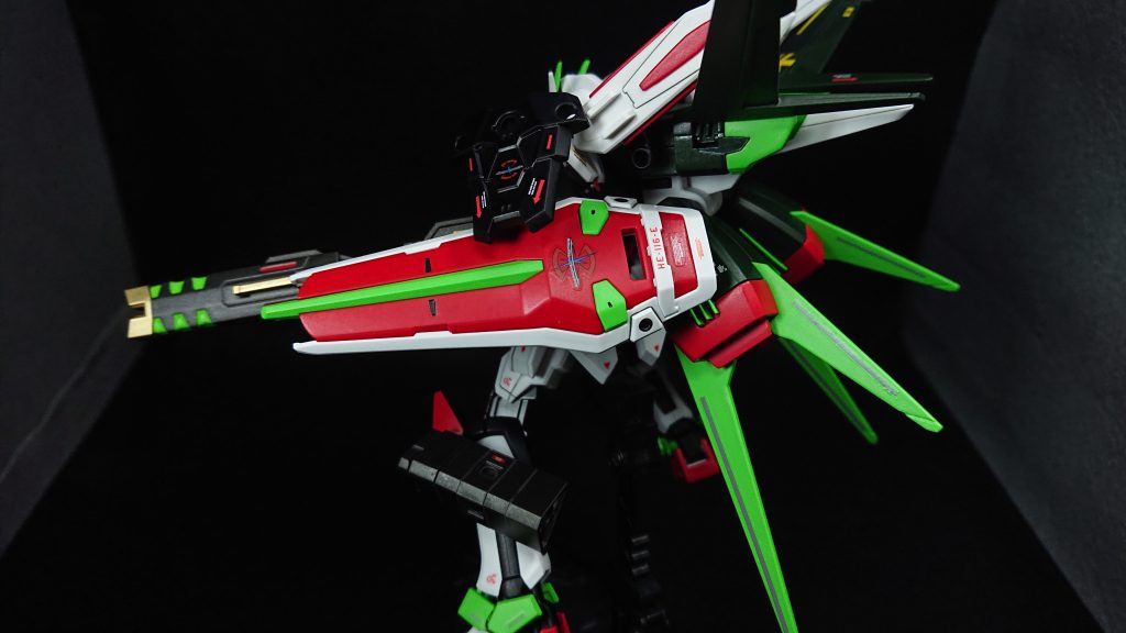 部分塗装にタミヤのエナメル塗料・クロームシルバー・ライトグリーン・フラットブラック・フラットレッド・ダークグレイセンサー部分にはMr.メタリックカラーGX・メタルイエローグリーン