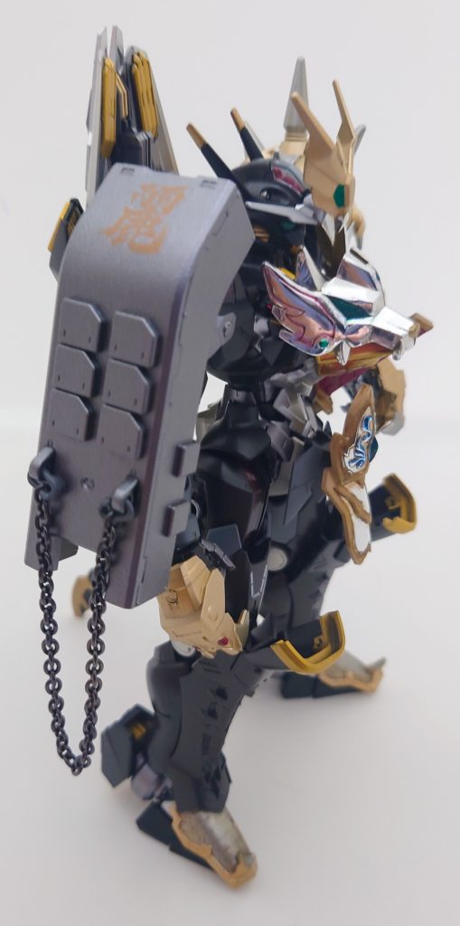 右側面。左肩には1/100ティエレン地上型のパーツを流用してます。鎖をアクセントにしてるのと、『麗』の一文字をこっそりマーキングしています。