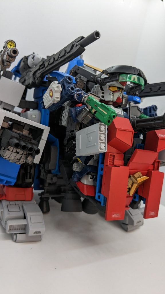 強力移動トーチカ ガンブラスター形態!キャプテンガンダムを搭乗させることができます!左右の足裏とバックパックの三点でジョイントします。バイザーはクリアパーツなので正面からキャプテンの顔が透けて見えます。通常はキャタピラ移動、面倒くさくなったり時間が無いときはGNドライブを使って飛んで来ます!