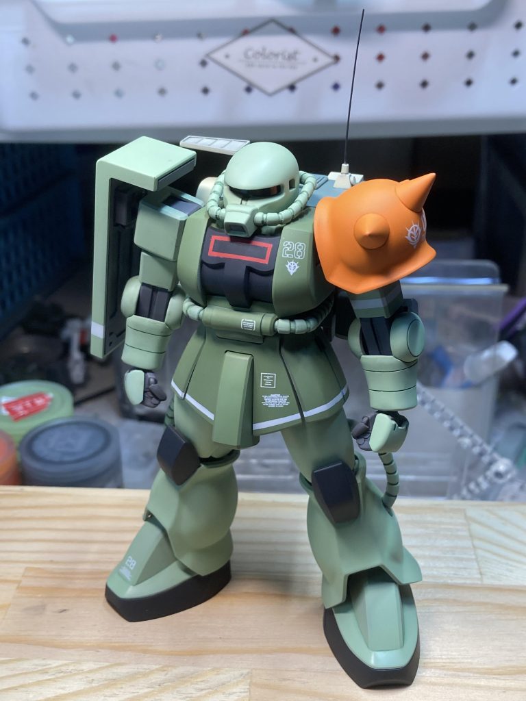 頭部は接合面で削ってモノアイレールを細くしています。モノアイは再現せずにグロスの黒を塗装する事でモノアイカバーを表現してみました。