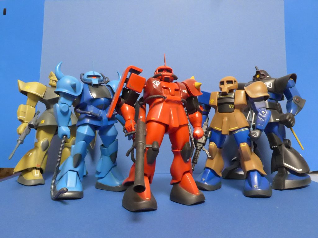 5体並ぶと戦隊モノに見えてきましたので？そうなると赤が真ん中ですかね（笑）。ゲルググが・・・、撮影ブース撤収後の気づきで、もう一度5体並べる勇気もなく。