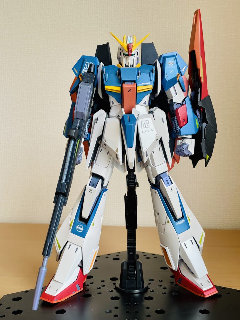 基本の立ちポーズ。ウェストの太ましさと拳のデカさがお気に入り。親指の付け根が手の甲と同じ色なのはグリプス戦役時のMSの特徴のひとつなので、そこを拾ってくれてるのが嬉しい。