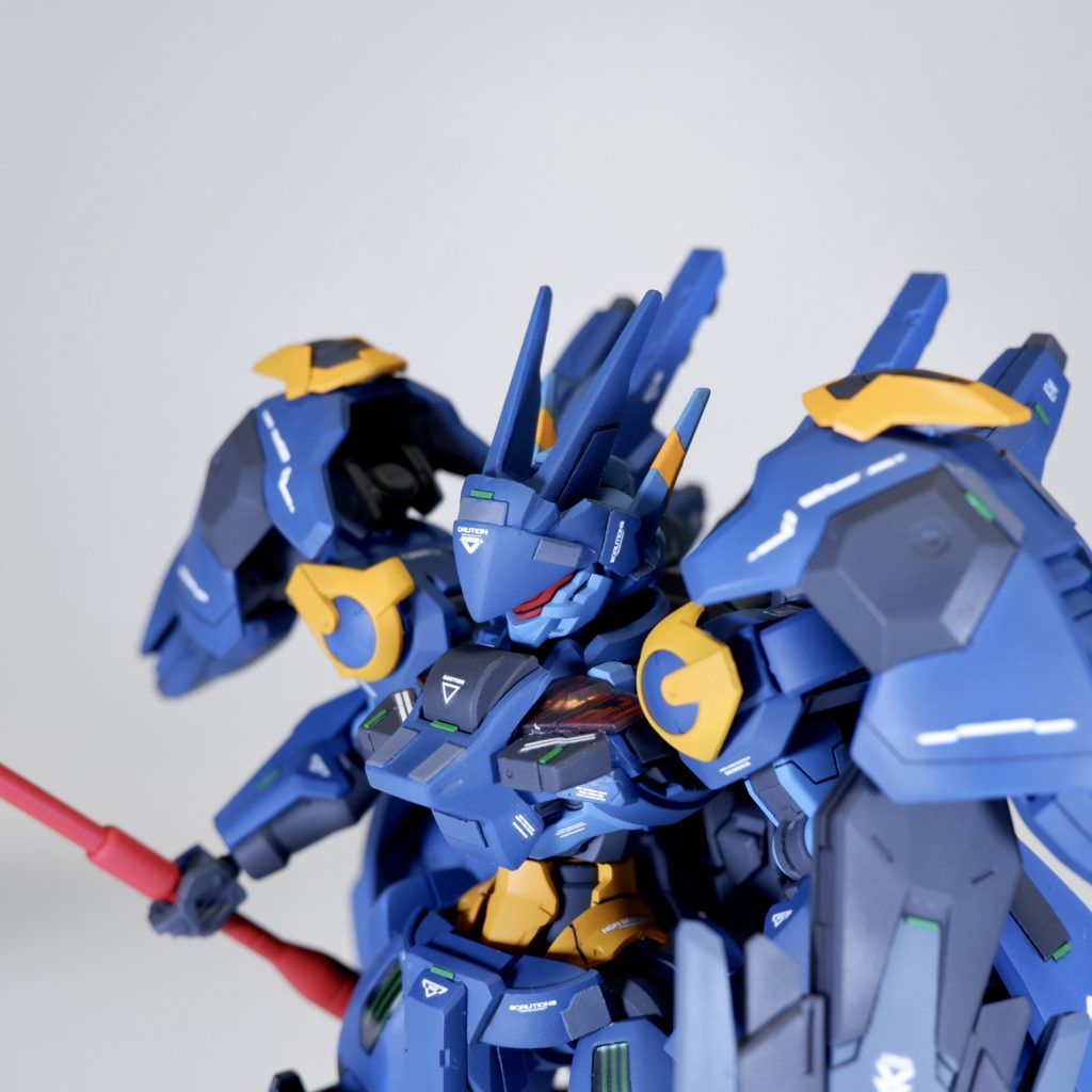 1番頑張ったのはやはりガンダムらしさを隠す事です！ファラクトがガンダム顔の顎を隠していた様に、ルブリスのガンダム顔をダリルバルデやディランザのパーツを駆使して隠しました！